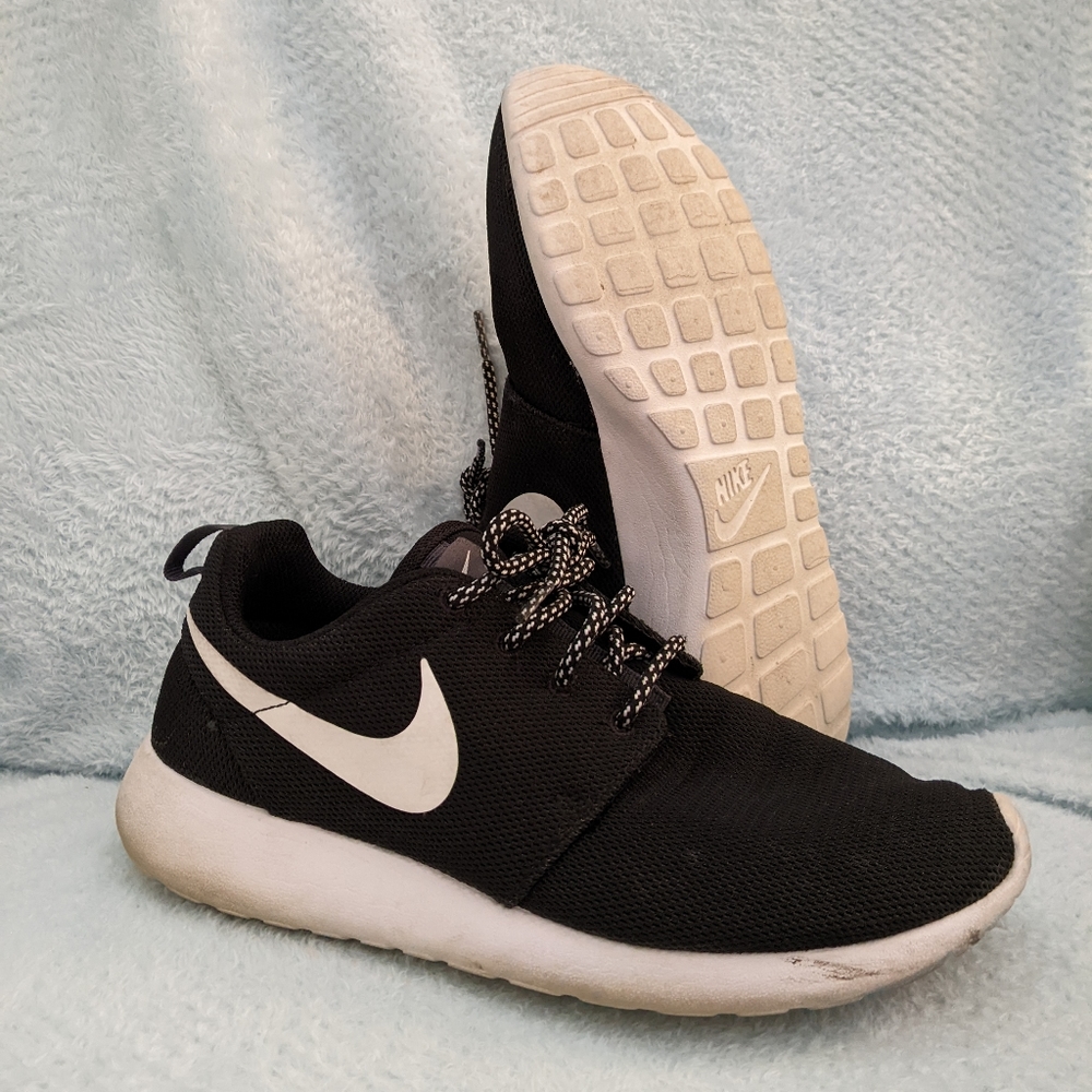 Woman's Nike shoes size 7.5